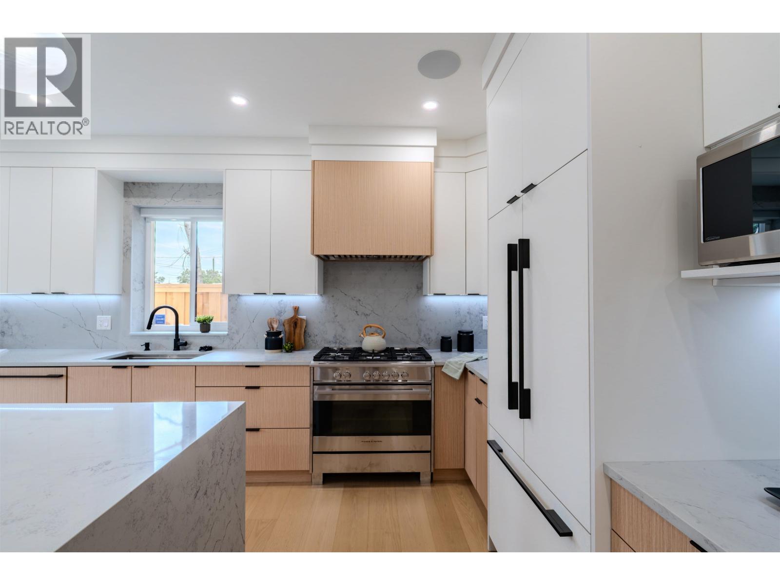 Photo 9 of 2 3576 E Pender Street, Vancouver BC