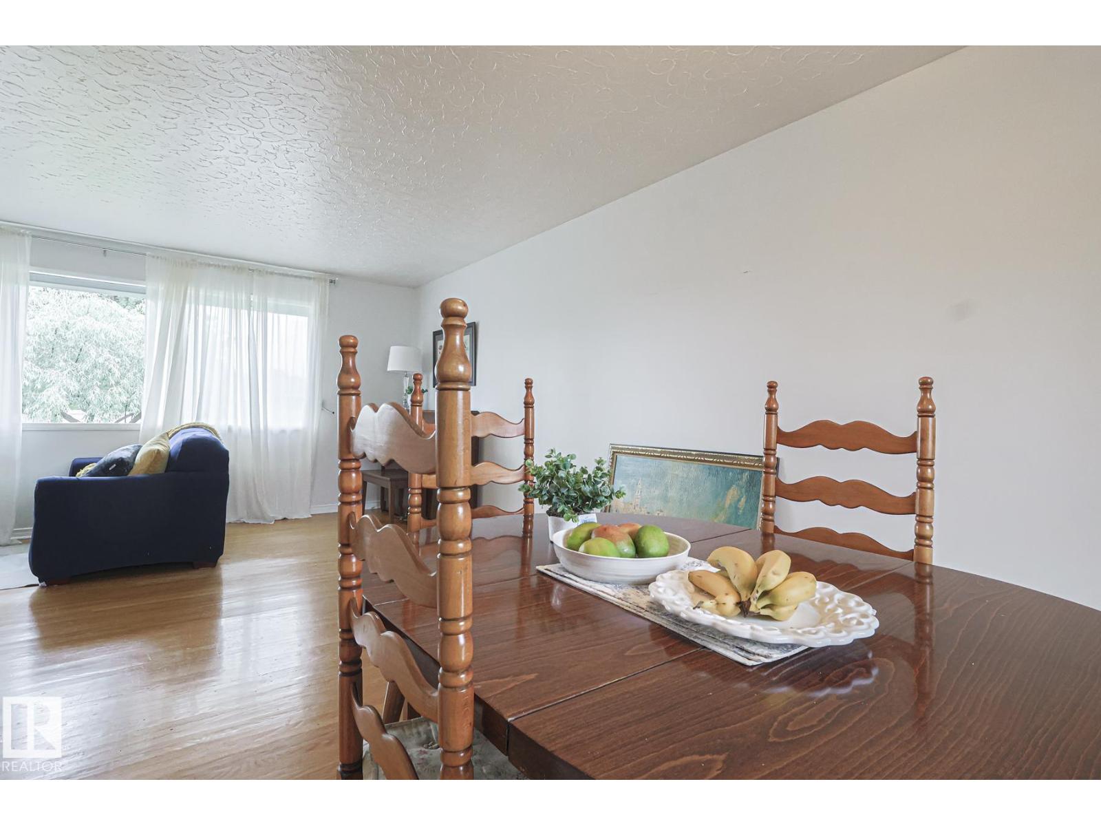 Photo 2 of 10319 45 St Nw, Edmonton AB