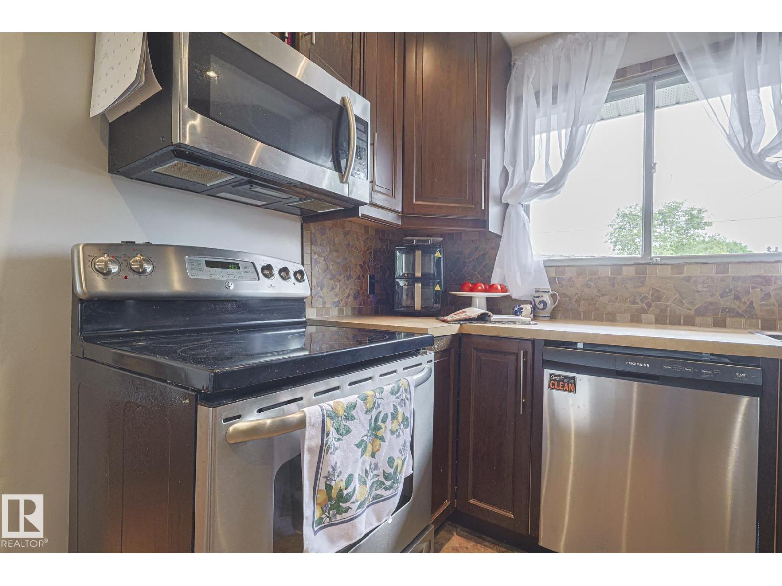 Photo 6 of 10319 45 St Nw, Edmonton AB