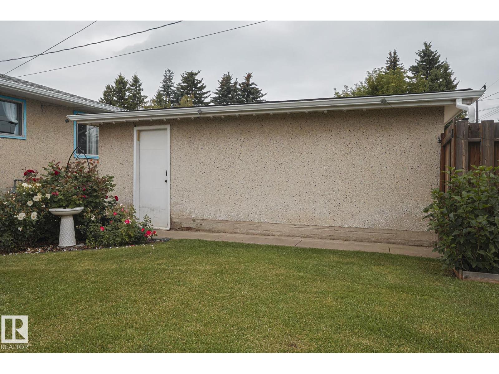 Photo 9 of 10319 45 St Nw, Edmonton AB