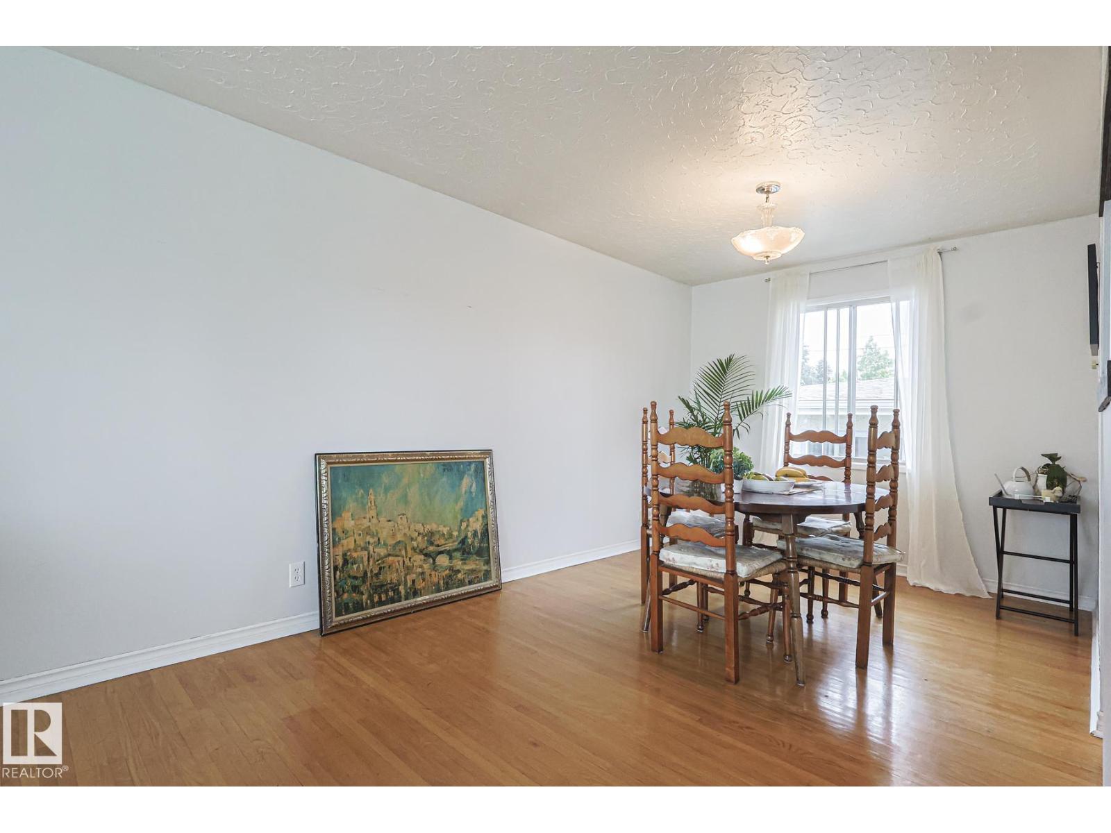 Photo 12 of 10319 45 St Nw, Edmonton AB