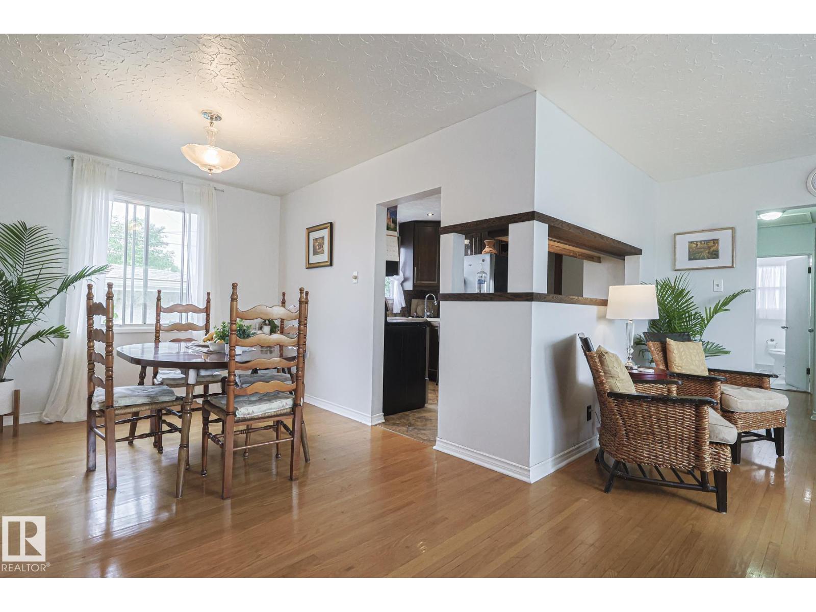 Photo 4 of 10319 45 St Nw, Edmonton AB