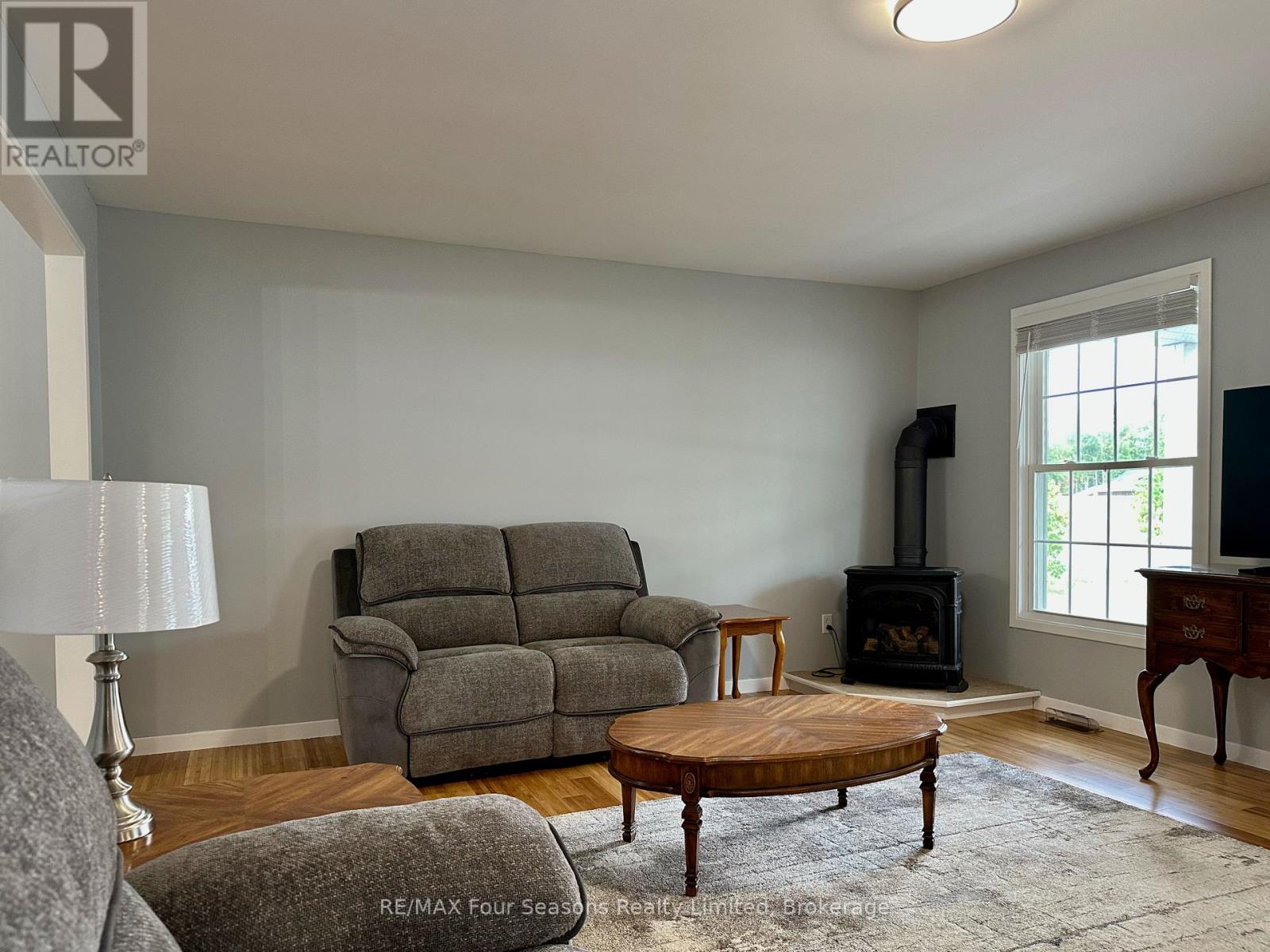 Photo 3 of 207 Christopher Street, Clearview ON