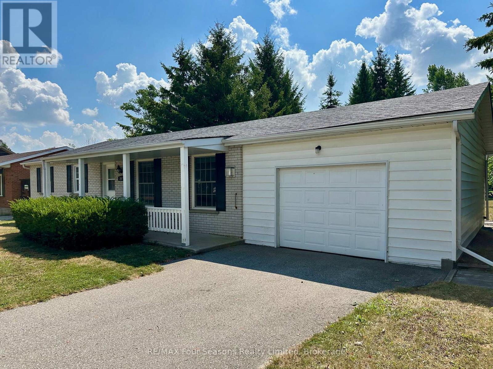 Photo 19 of 207 Christopher Street, Clearview ON