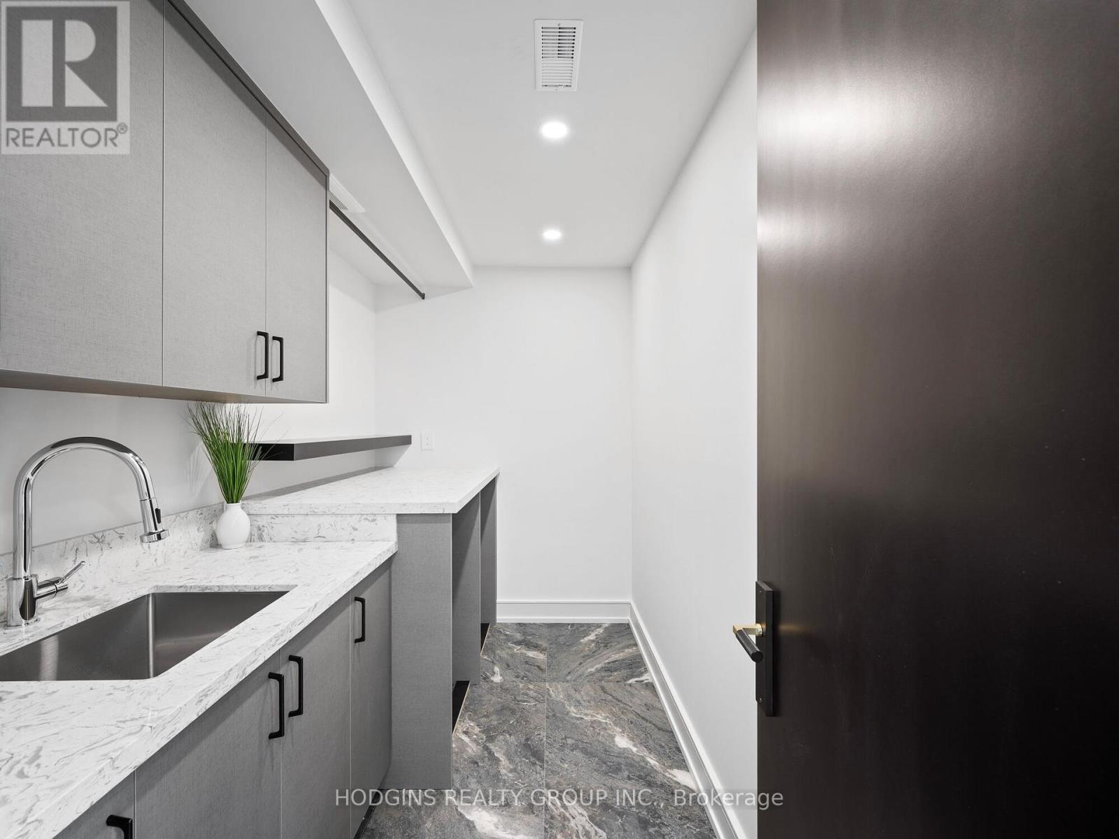 Photo 20 of 855 Tenth Street, Mississauga ON