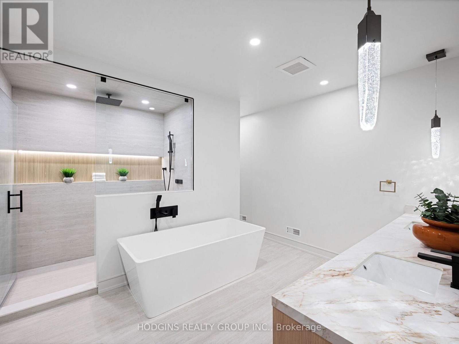 Photo 11 of 855 Tenth Street, Mississauga ON