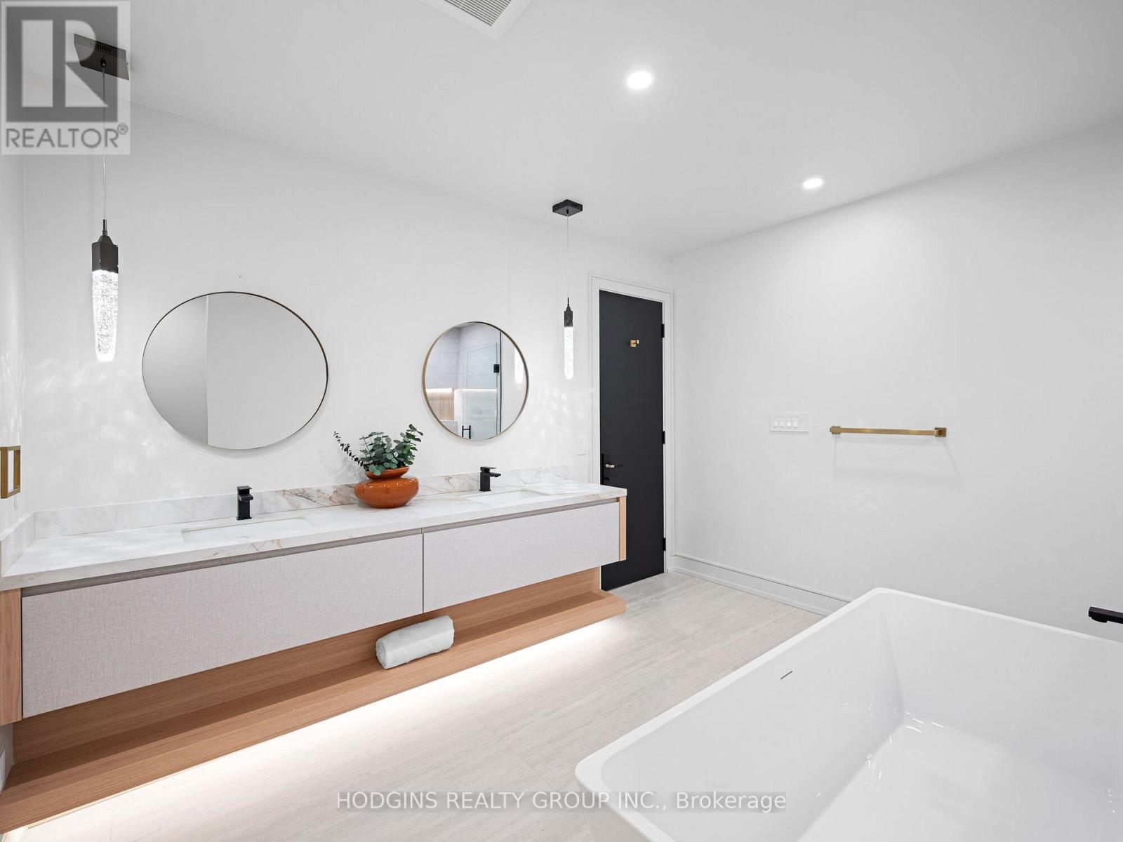 Photo 5 of 855 Tenth Street, Mississauga ON