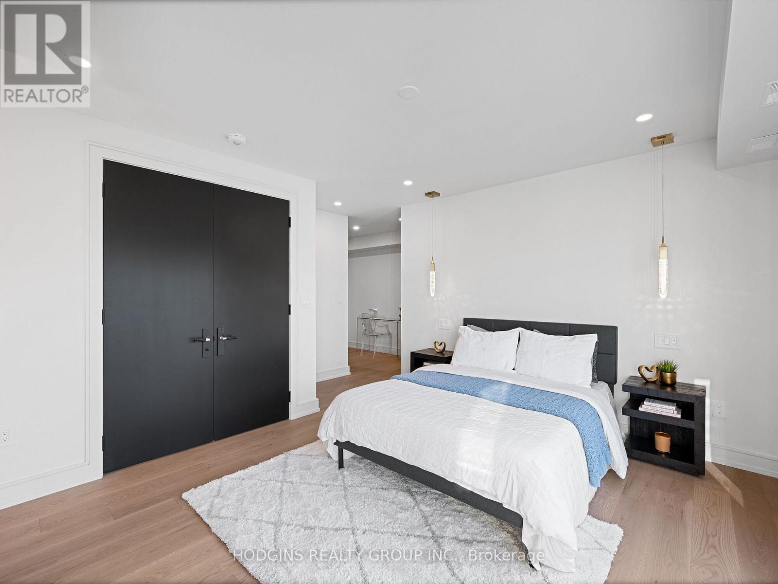 Photo 3 of 855 Tenth Street, Mississauga ON