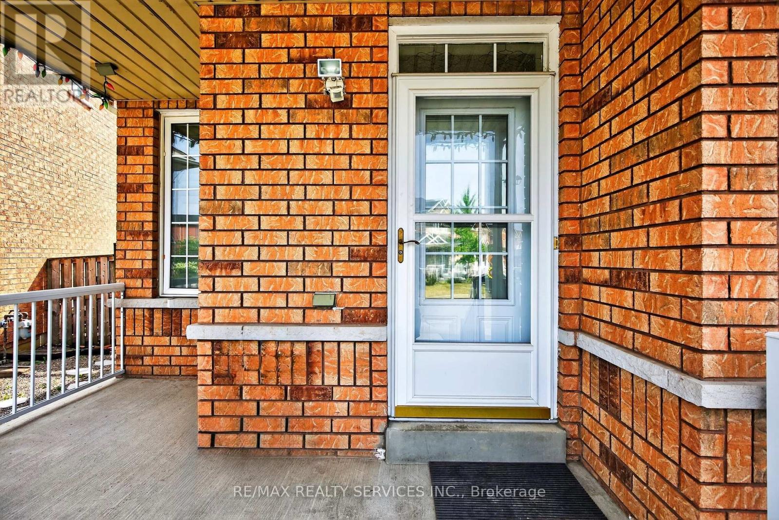 Photo 6 of 18 Fishing Crescent, Brampton ON