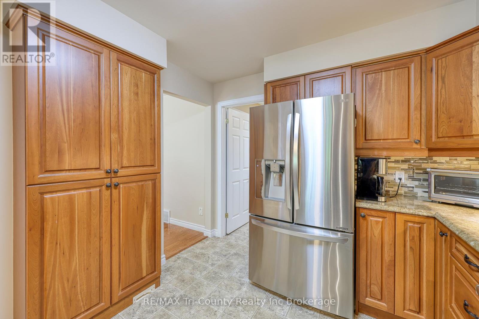 Photo 18 of 102 Wilson Avenue, Tillsonburg ON