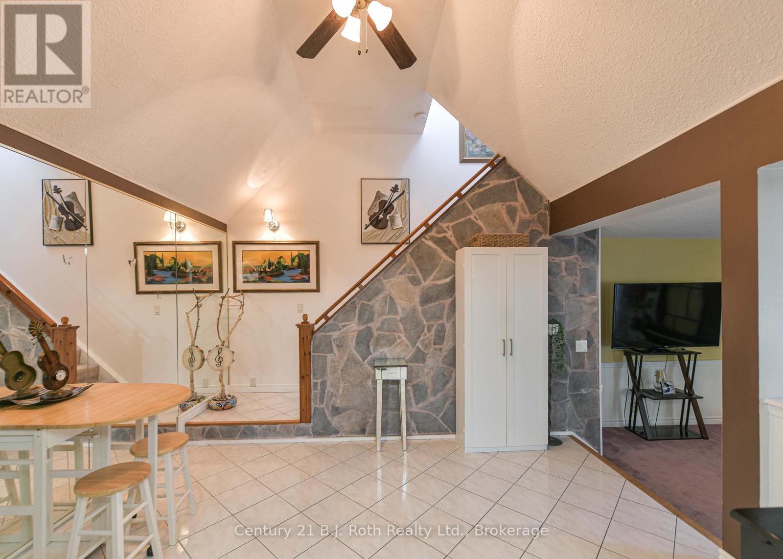 Photo 10 of 21 40 Victoria Crescent, Orillia ON
