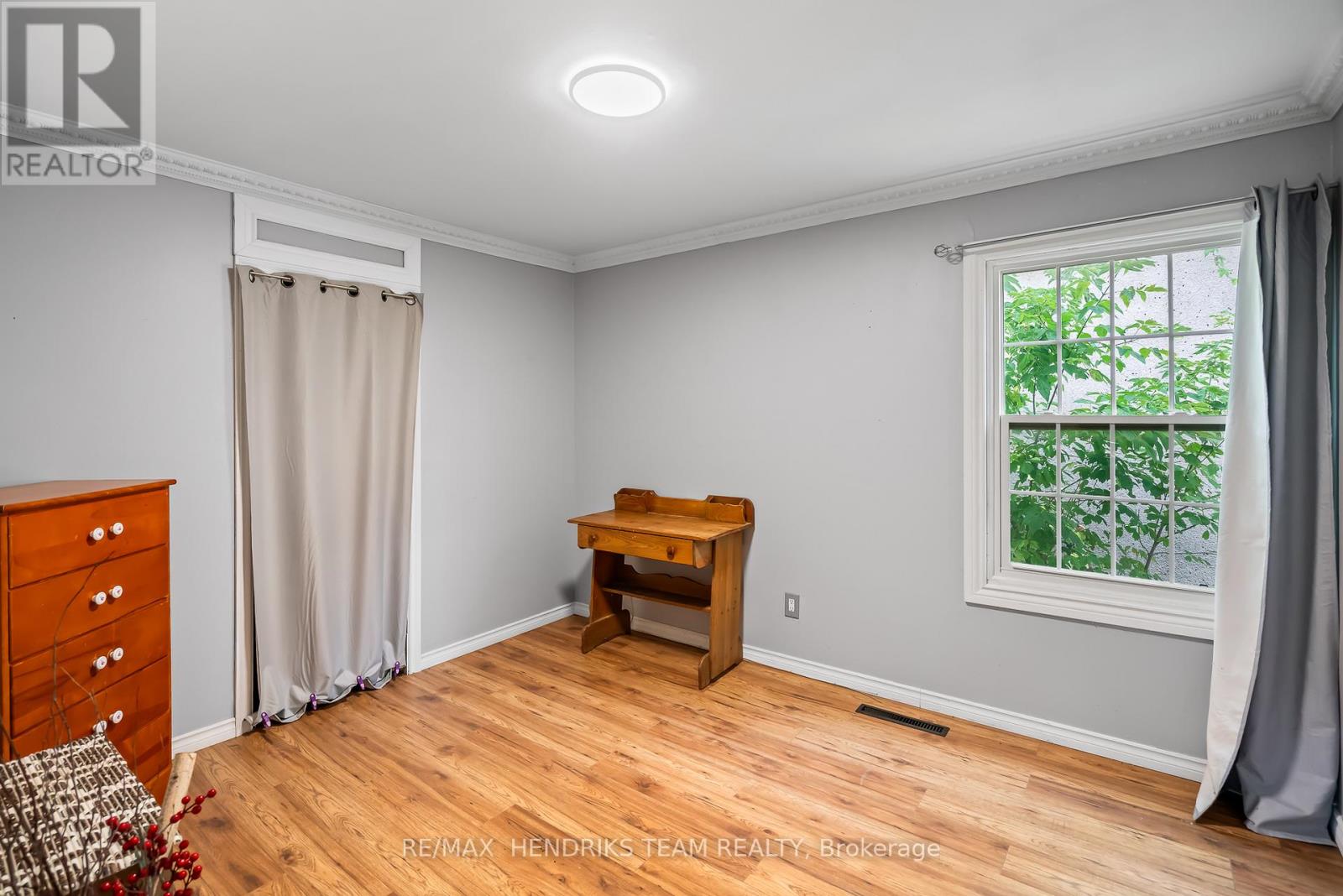 Photo 2 of 7 Elmwood Avenue, St Catharines ON