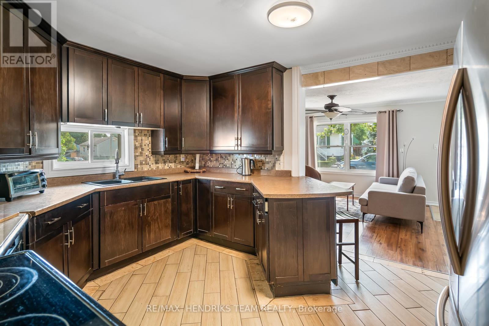 Photo 3 of 7 Elmwood Avenue, St Catharines ON