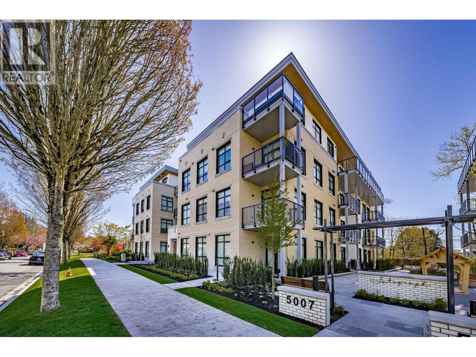 Photo 3 of 104 5007 Ash Street, Vancouver BC