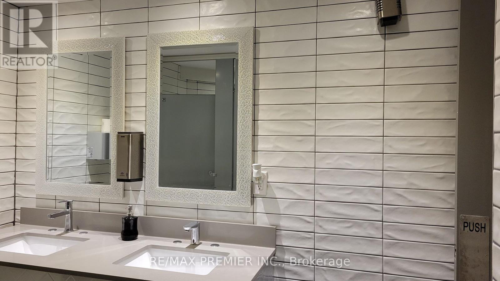 Photo 2 of 3443 Yonge Street, Toronto ON