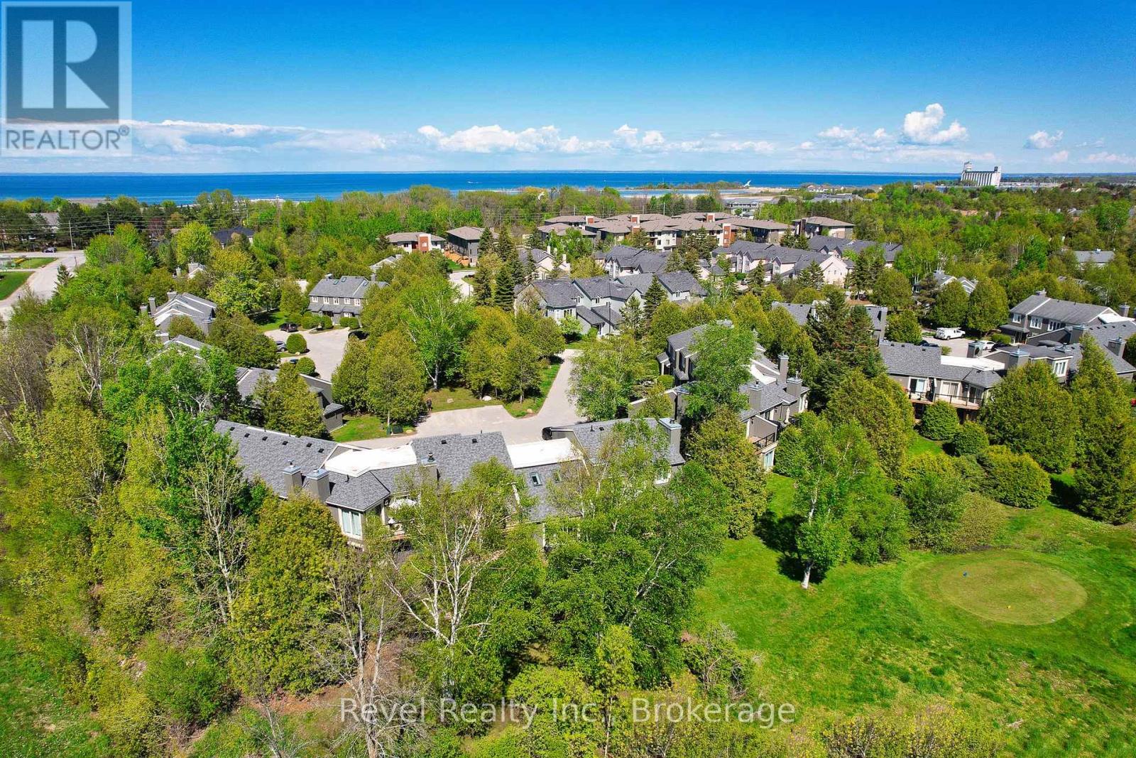 Photo 16 of 58 145 Fairway Crescent, Collingwood ON