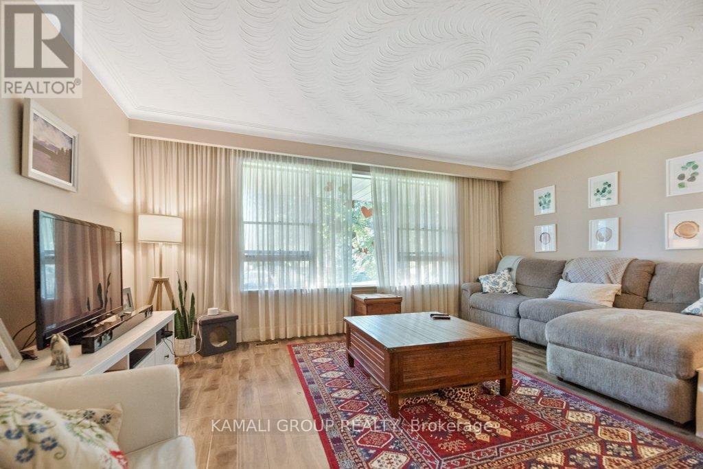Photo 9 of 10 Regency Square, Toronto ON