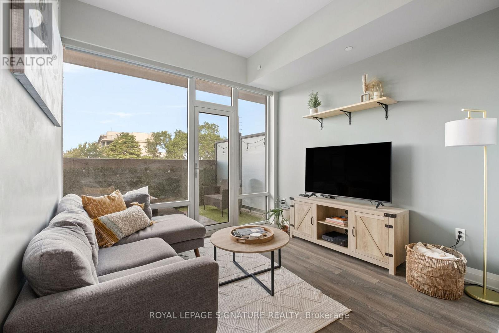 Photo 10 of 316 4800 Highway 7, Vaughan ON