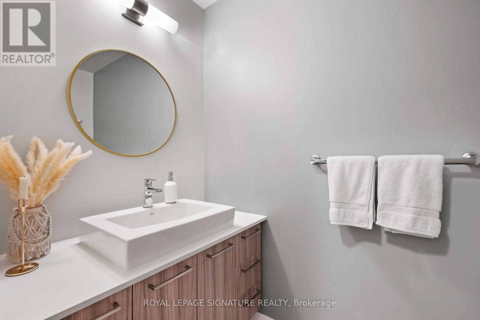 Photo 15 of 316 4800 Highway 7, Vaughan ON