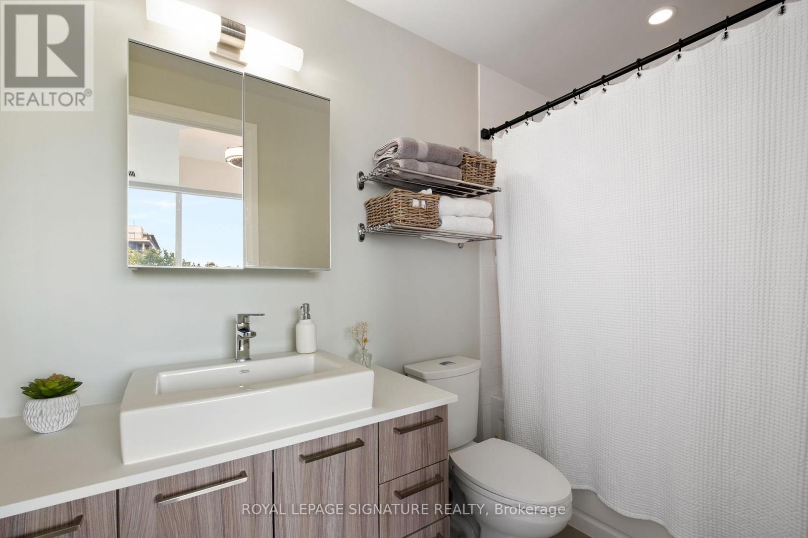 Photo 18 of 316 4800 Highway 7, Vaughan ON