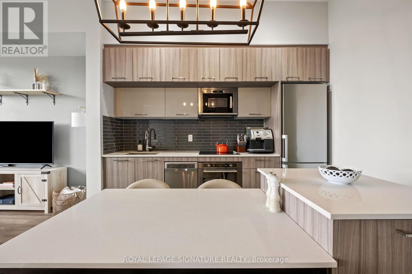 Photo 2 of 316 4800 Highway 7, Vaughan ON