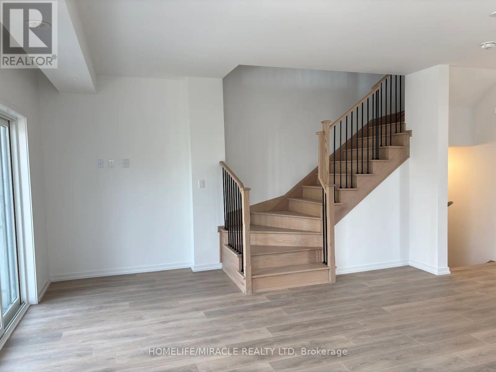 Photo 25 of 26 17 Lytham Green Circle, Newmarket ON