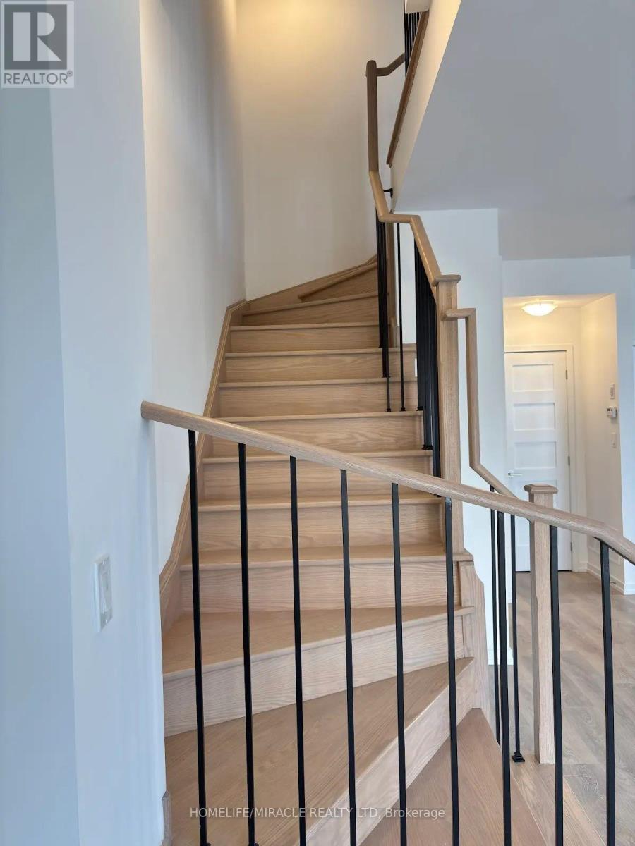 Photo 4 of 26 17 Lytham Green Circle, Newmarket ON