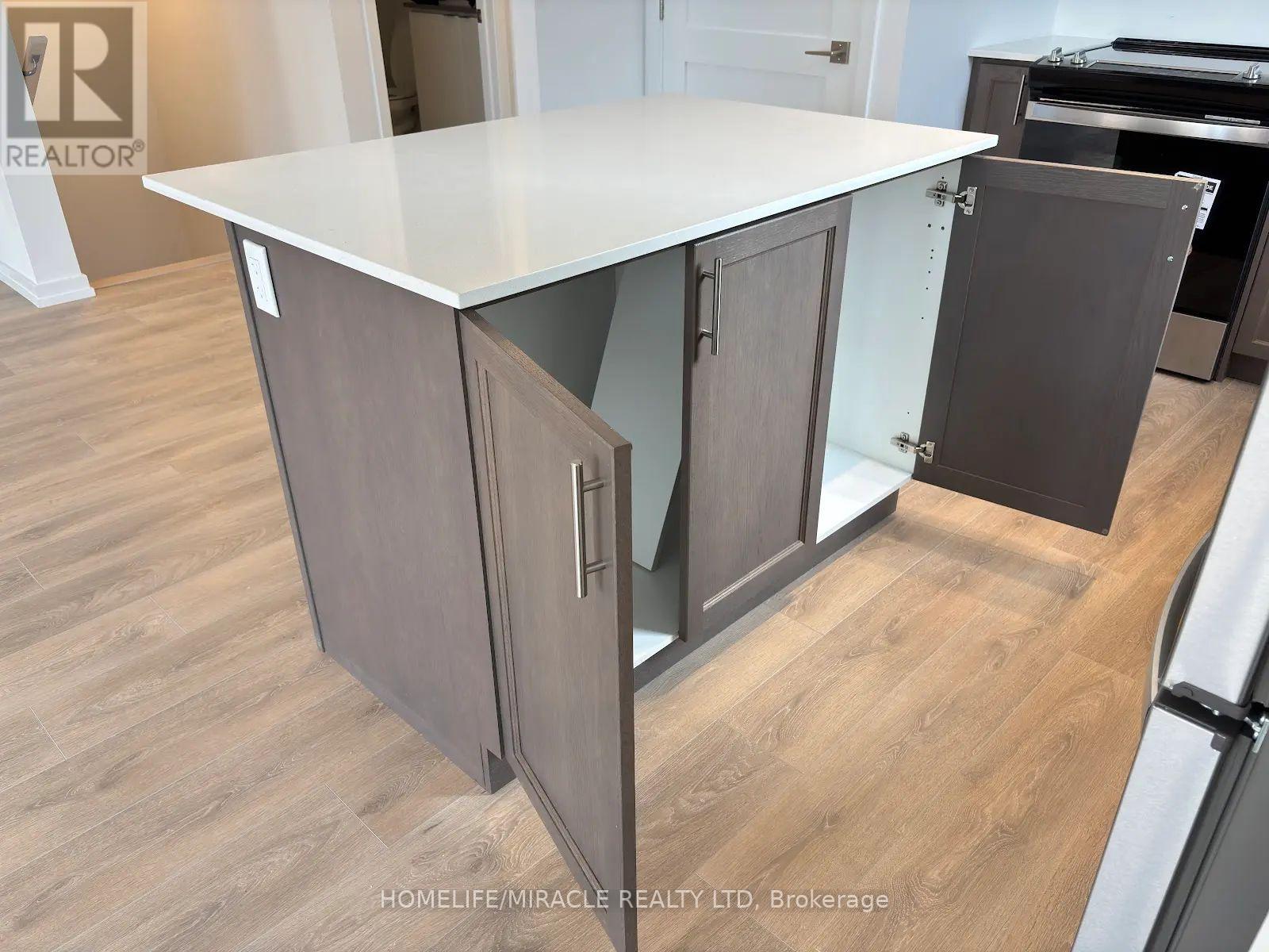 Photo 21 of 26 17 Lytham Green Circle, Newmarket ON