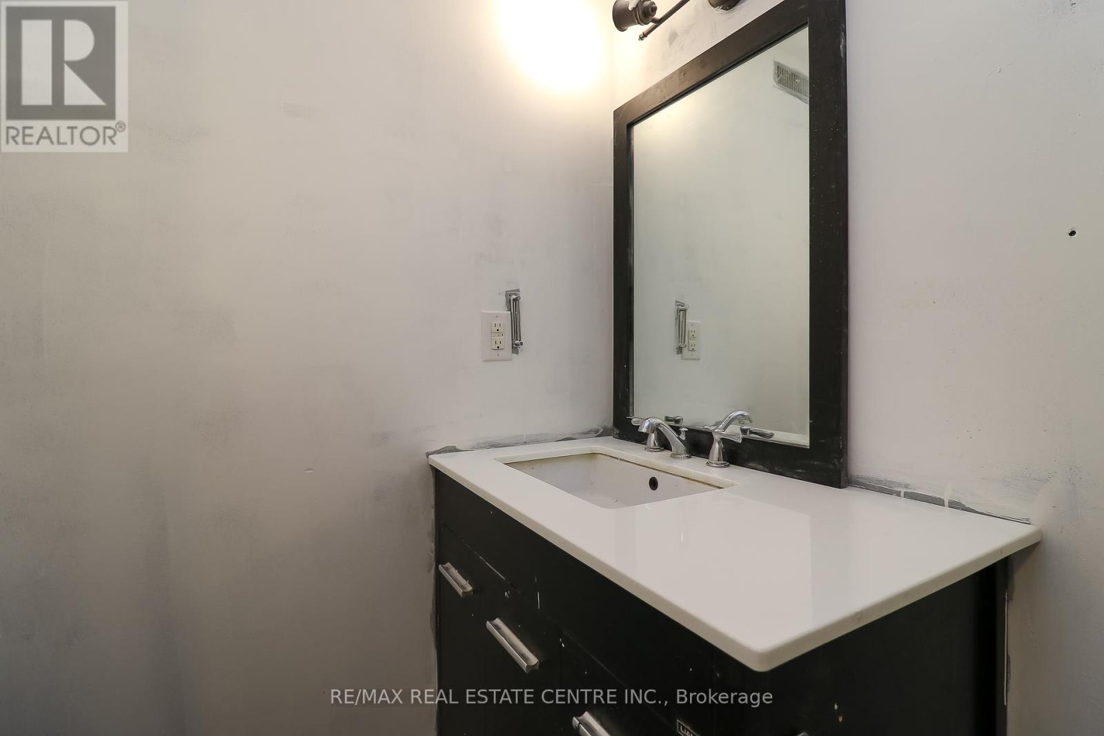 Single Family House for Sale in  CUNDLES ROAD W Barrie (Northwest) 