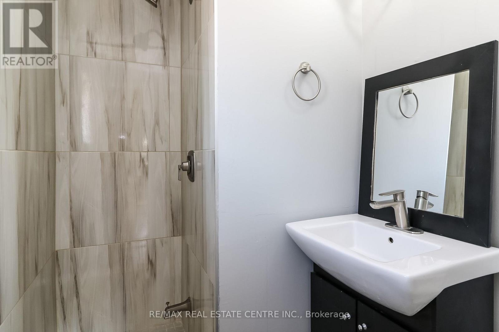 Single Family House for Sale in  CUNDLES ROAD W Barrie (Northwest) 