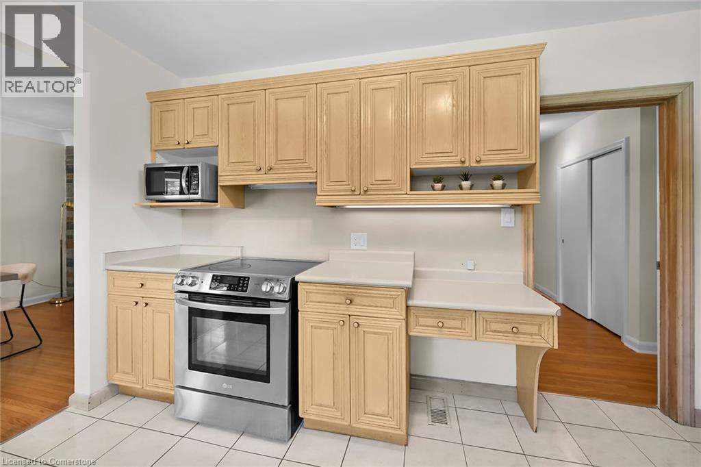 Photo 11 of 128 Oneida Boulevard, Ancaster ON