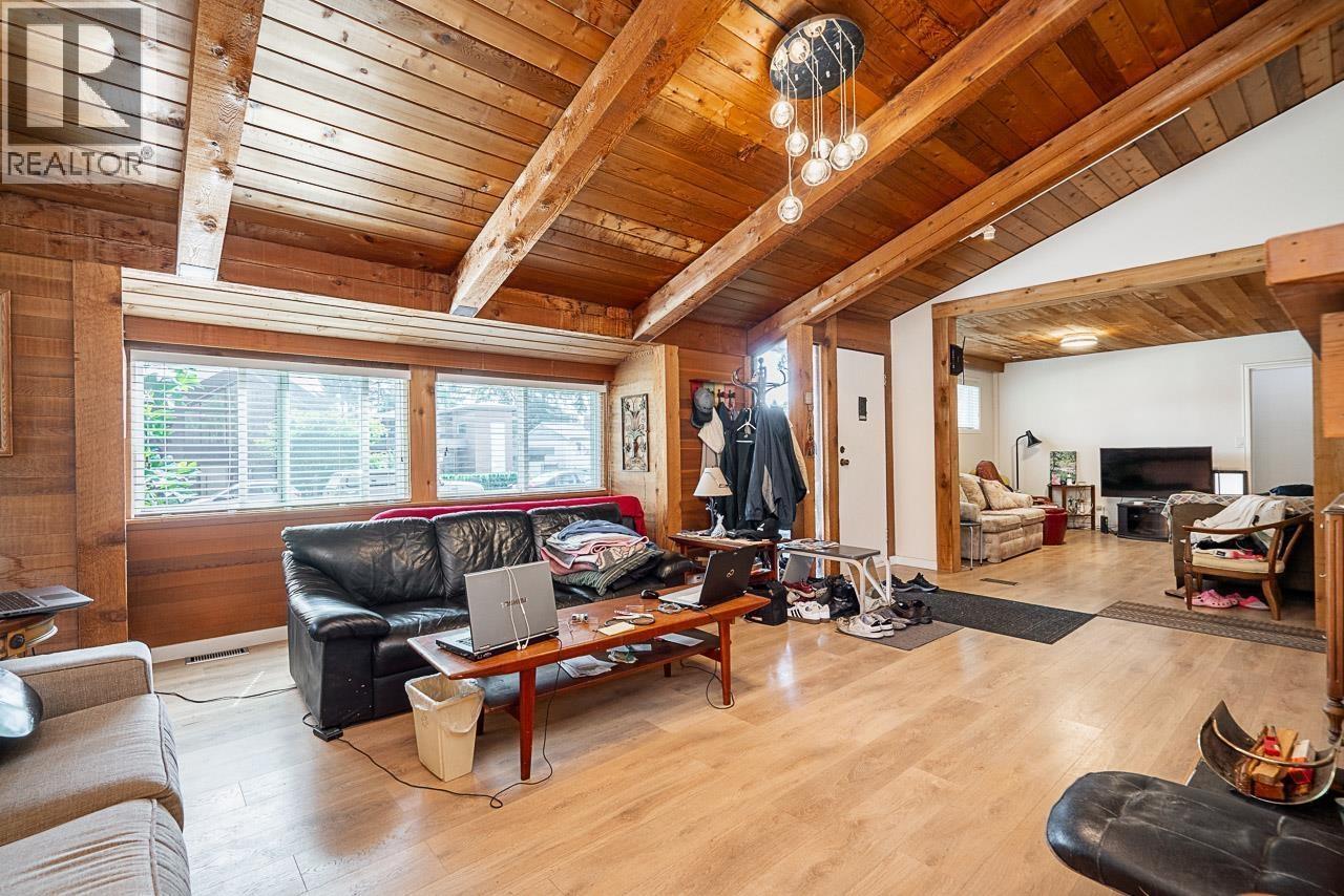 894 E 13TH STREET, North Vancouver