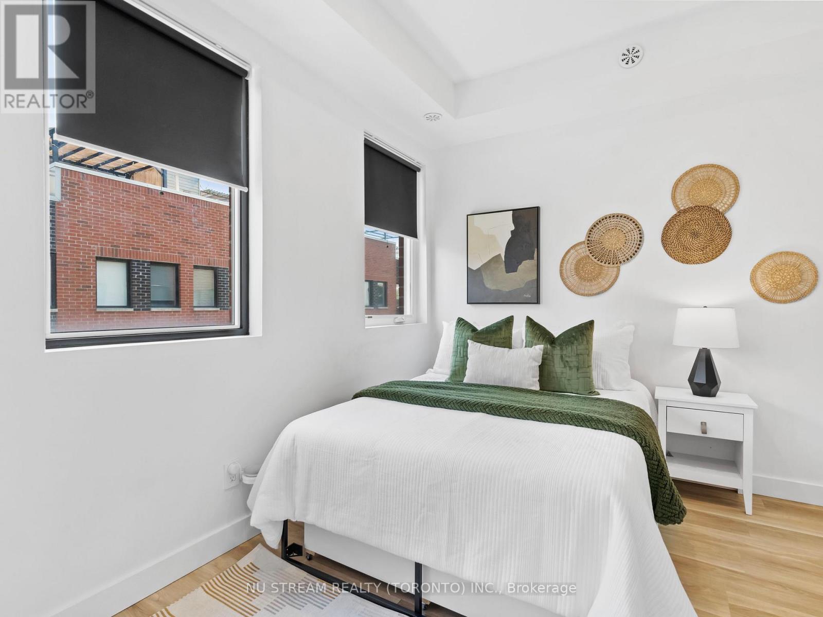 Photo 2 of 15 873 Wilson Avenue, Toronto ON
