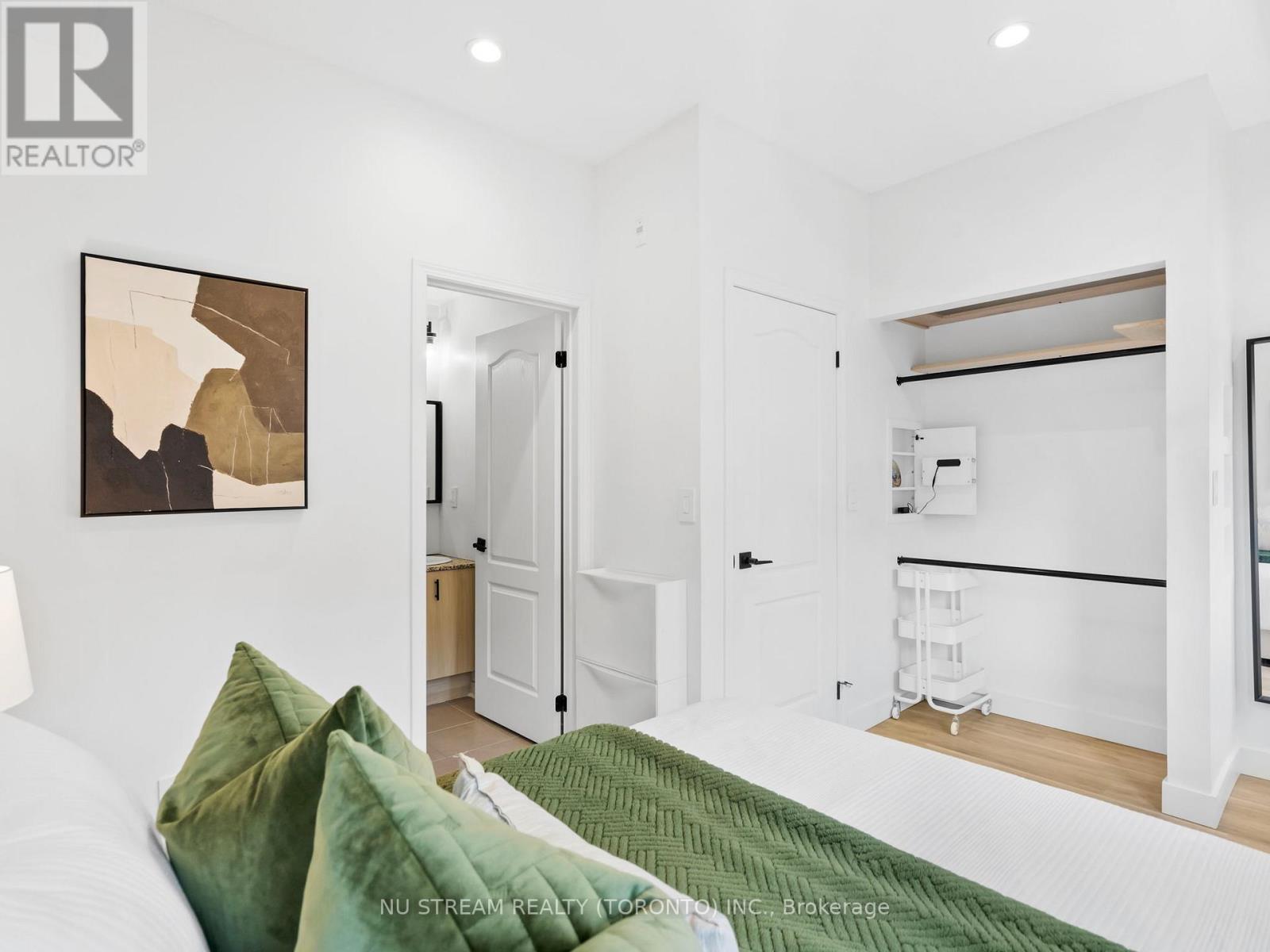 Photo 24 of 15 873 Wilson Avenue, Toronto ON