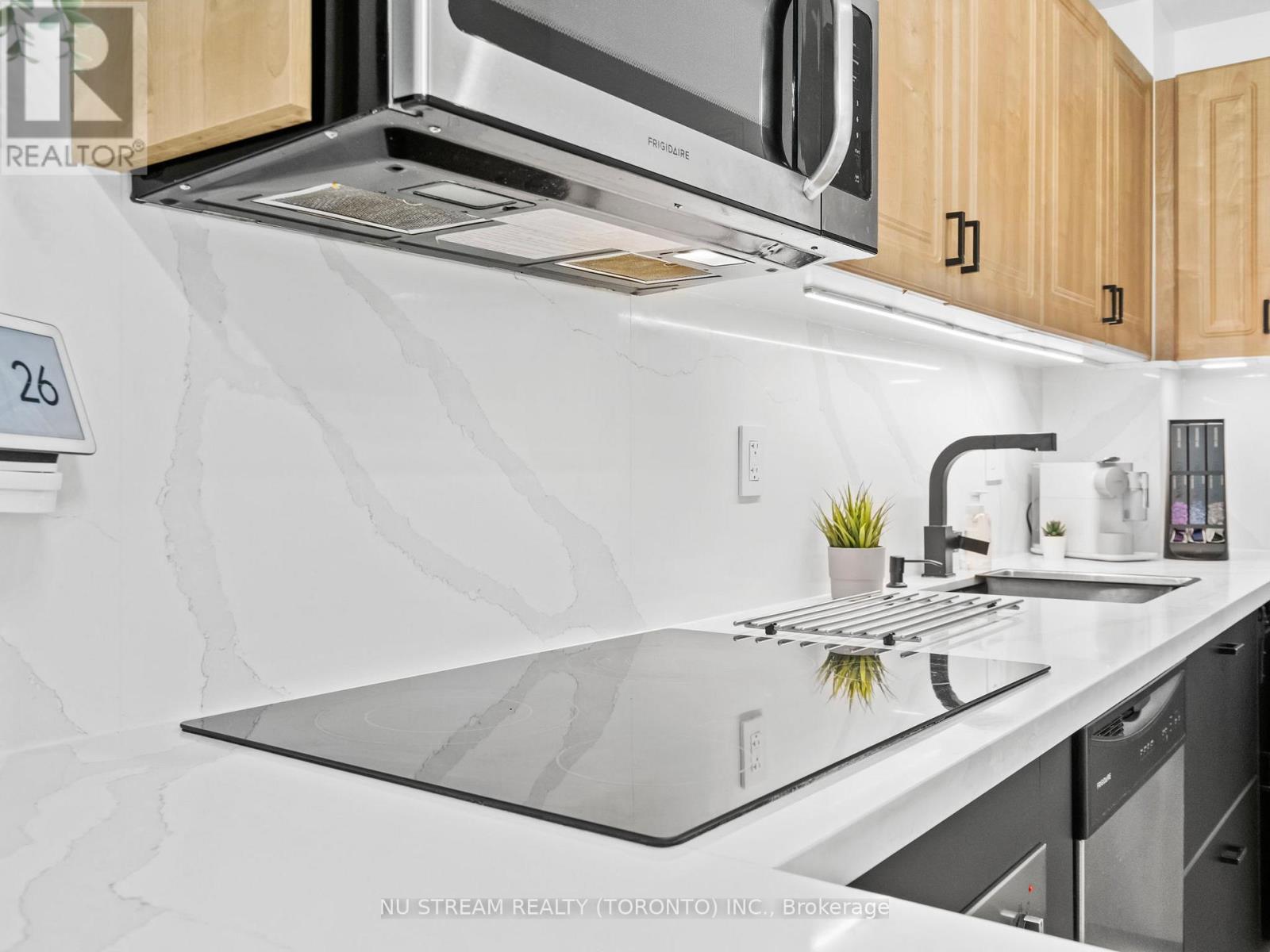 Photo 4 of 15 873 Wilson Avenue, Toronto ON