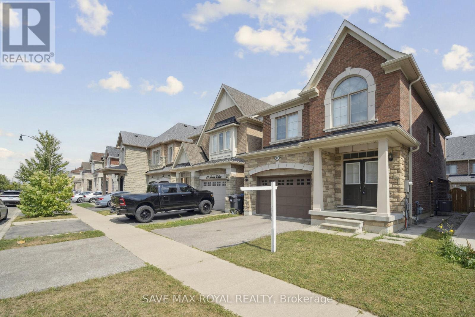 Photo 3 of 17 Fann Drive, Brampton ON