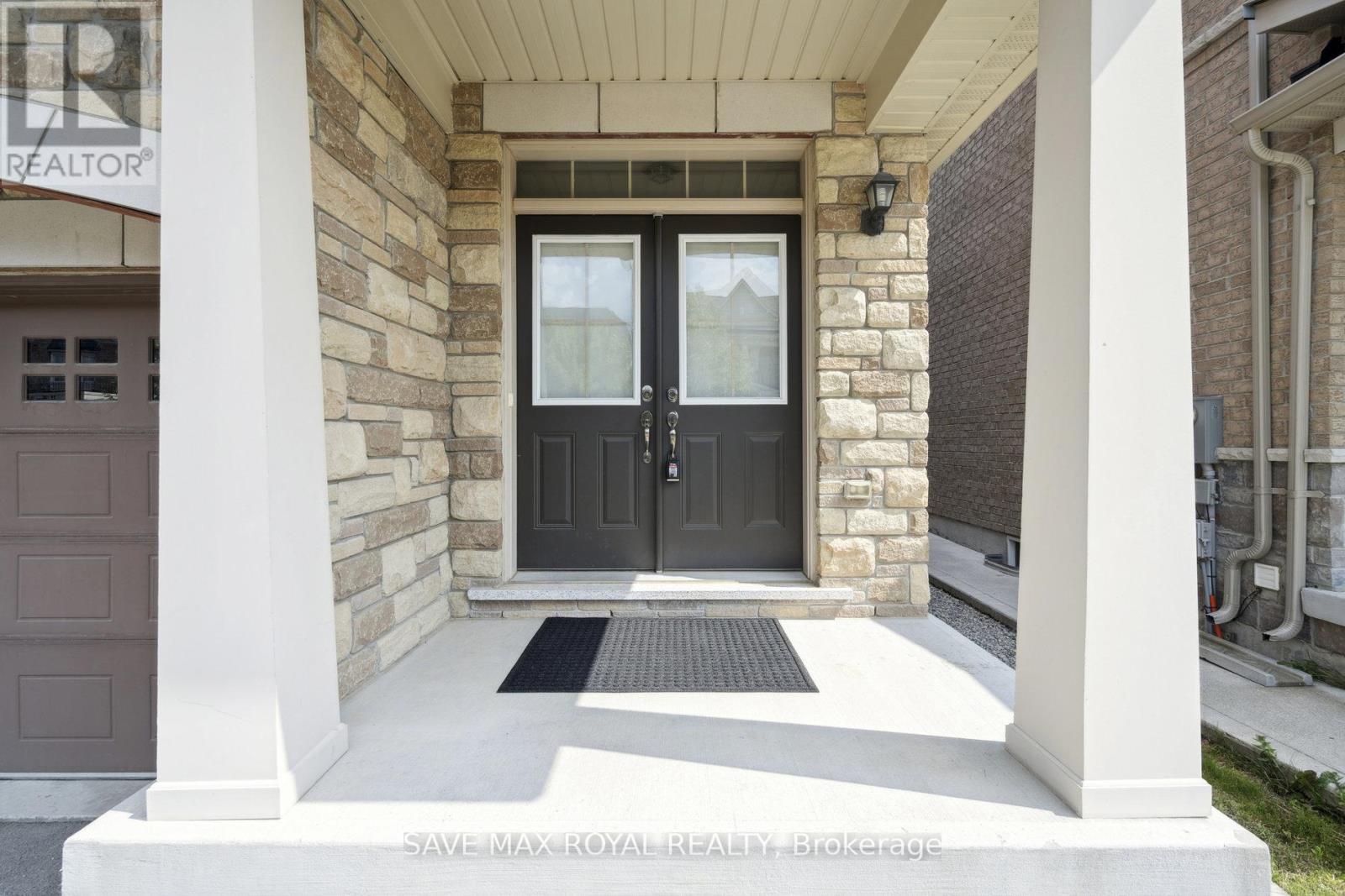 Photo 4 of 17 Fann Drive, Brampton ON