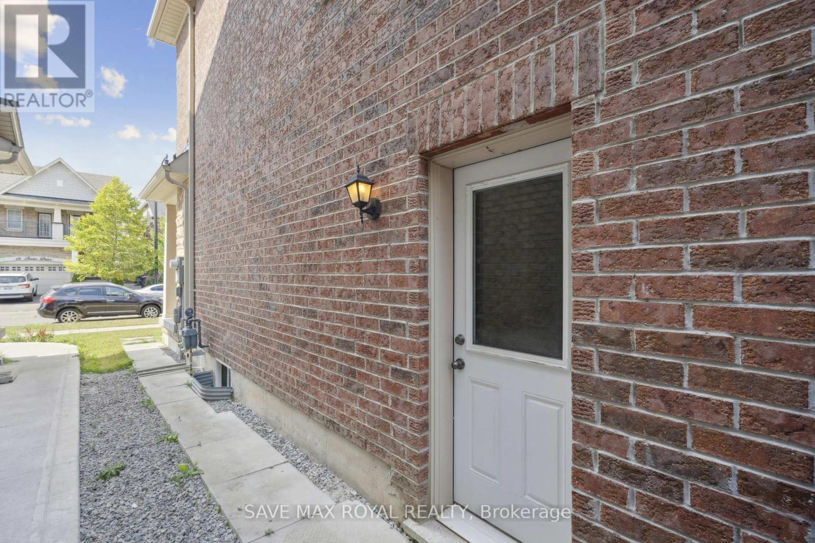 Photo 40 of 17 Fann Drive, Brampton ON