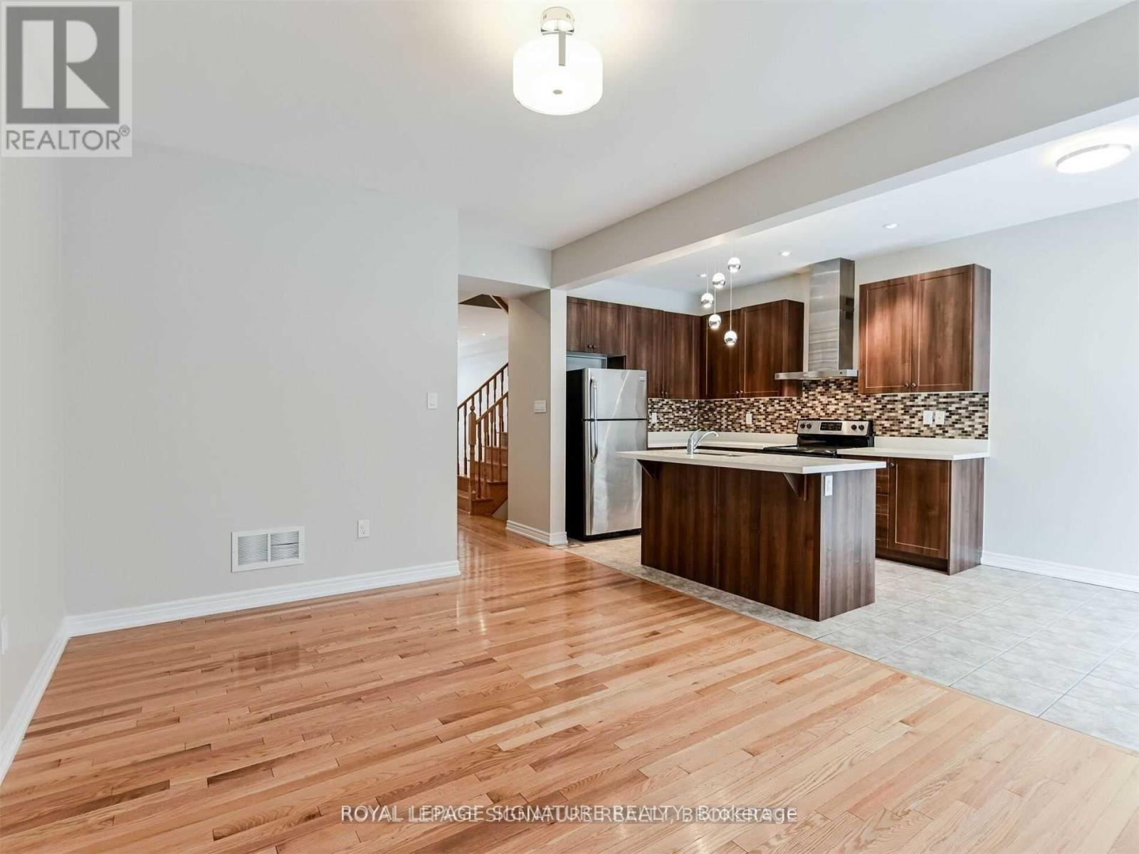 Photo 8 of 37 Chesterwood Crescent, Brampton ON