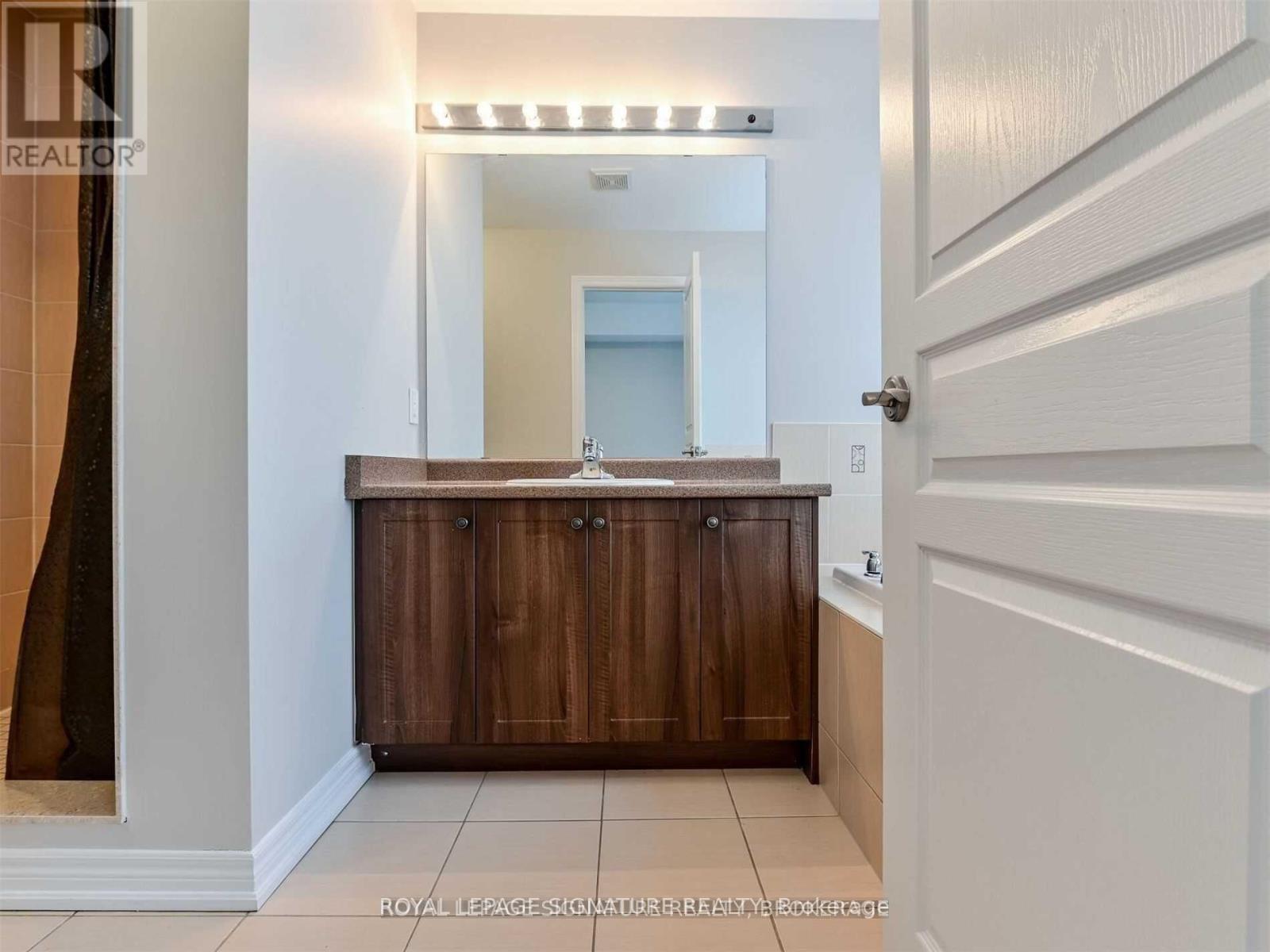 Photo 4 of 37 Chesterwood Crescent, Brampton ON