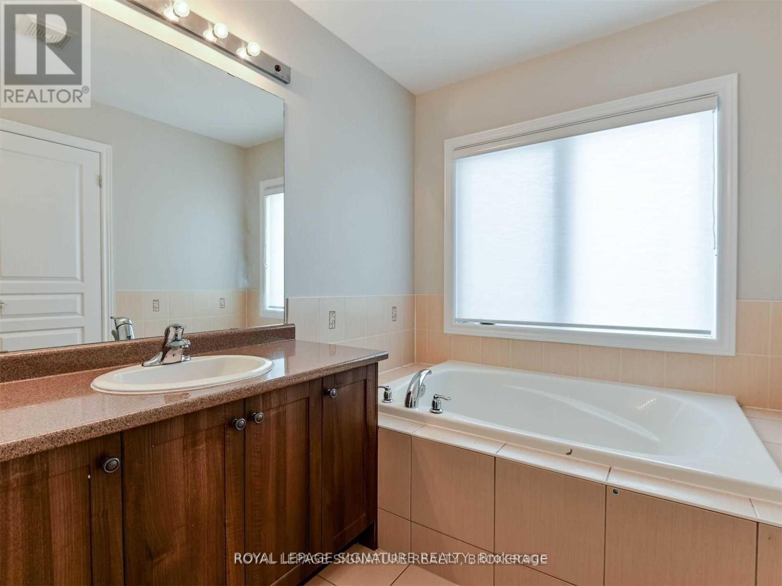 Photo 24 of 37 Chesterwood Crescent, Brampton ON