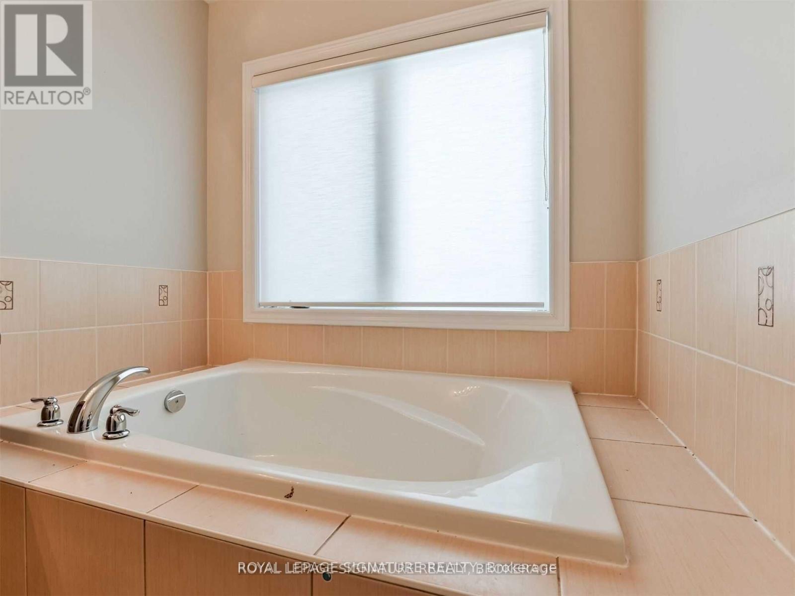 Photo 7 of 37 Chesterwood Crescent, Brampton ON
