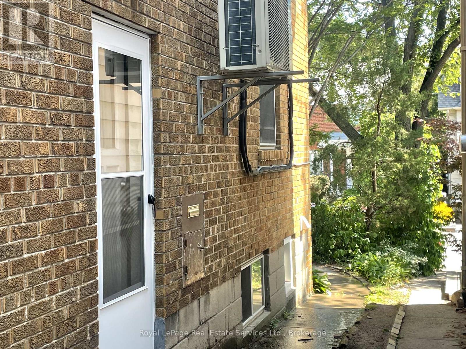 Photo 3 of Lower 20 A Lavinia Avenue, Toronto ON