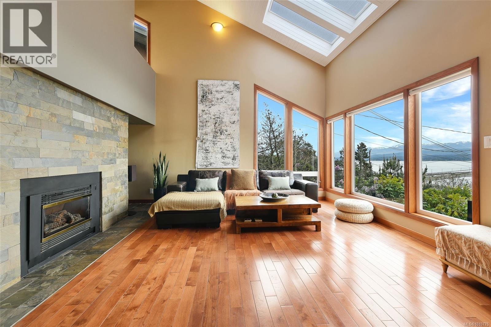 Photo 8 of 1166 Yates Rd, Comox BC