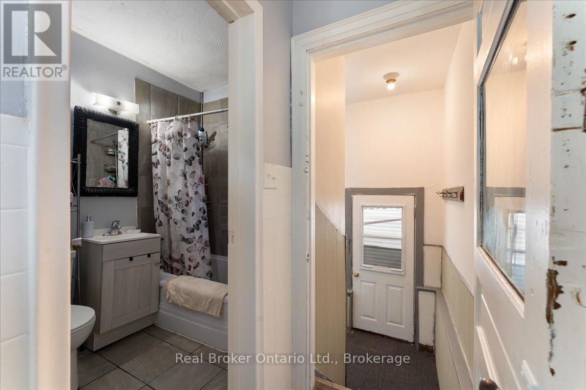Photo 7 of 416 Deere Street, Welland ON