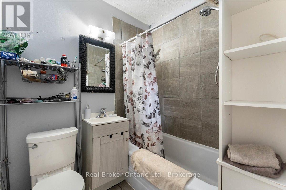 Photo 13 of 416 Deere Street, Welland ON