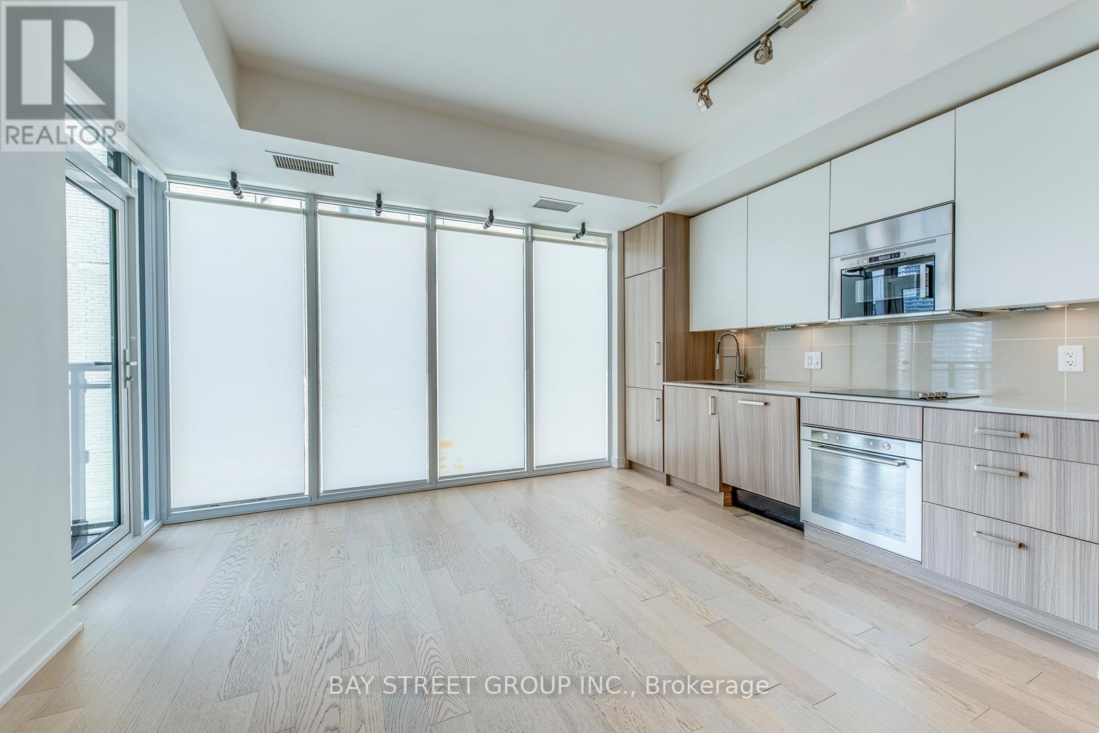 Photo 14 of 1601 17 Dundonald Street, Toronto ON