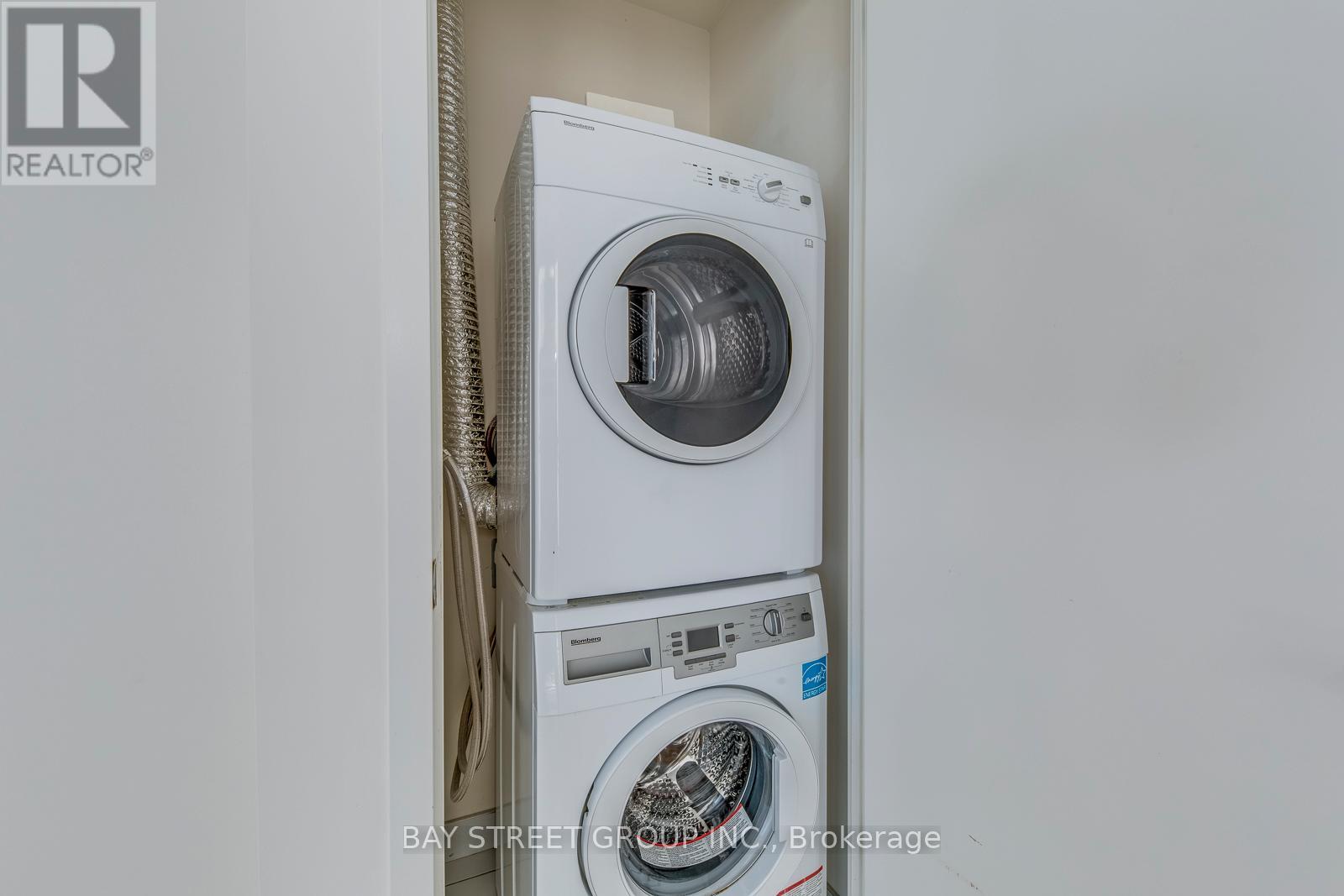 Photo 4 of 1601 17 Dundonald Street, Toronto ON