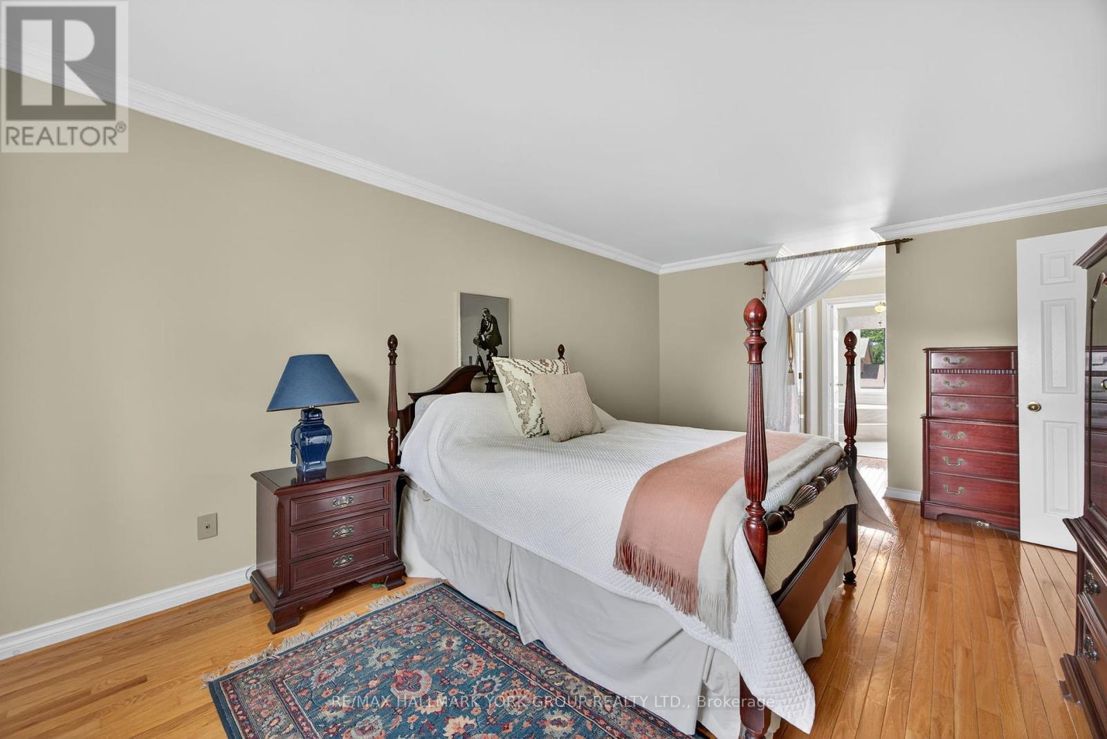 Photo 4 of 64 Craigleith Crescent, Richmond Hill ON