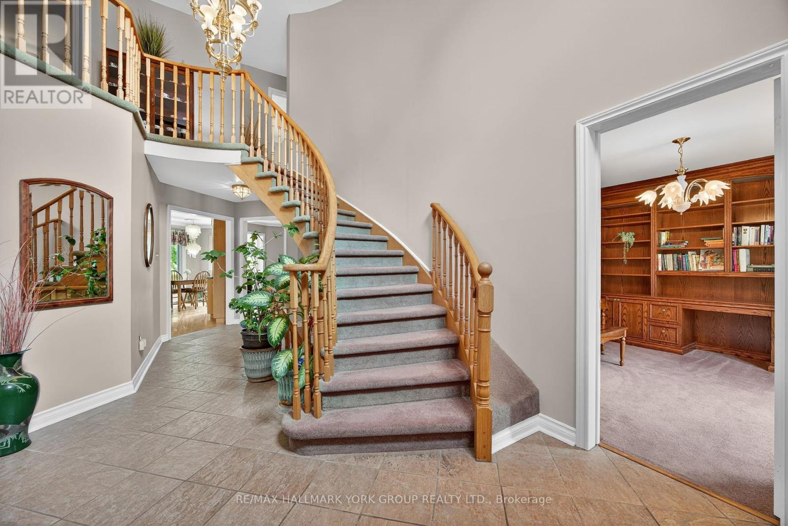Photo 2 of 64 Craigleith Crescent, Richmond Hill ON
